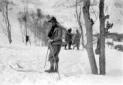 Un miliziano in posa sugli sci