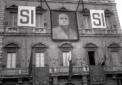 Il ritratto di Mussolini campeggia sulla ...