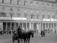 Carrozze e passanti in piazza Colonna. "Comuni ...