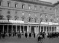 Carrozze e passanti in piazza Colonna. "Comuni ...
