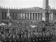 Gli alpini gremiscono piazza San pietro. Campo lun ...