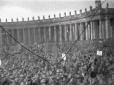 Gli alpini gremiscono piazza San pietro. Campo lun ...