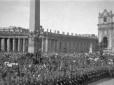 Gli alpini gremiscono piazza San pietro. Campo lun ...