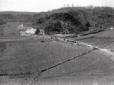 La strada in costruzione, la campagna, dall'alto.  ...