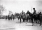 Mussolini a cavallo in un piazzale