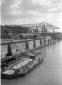 La chiatta con il monolite attraccata. Il Tevere.  ...