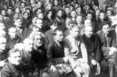 Il socialista [?] con alcuni compagni seduto in un ...