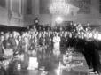Mussolini in fondo al tavolo di una sala (a Palazz ...