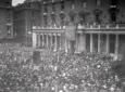 Una folla immensa invade piazza Colonna. ...