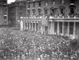 Una folla immensa in piazza Colonna fest ...