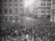 La folla confluisce in piazza Colonna dalle vie ad ...