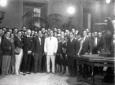 Mussolini, nella sala della Vittoria, in posa con  ...