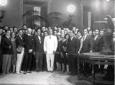 Mussolini, in abito estivo, posa con gli studenti  ...