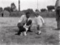 Romano Mussolini gioca con un cagnolino