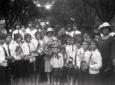 Ritratto di gruppo di giovani e piccole italiane i ...