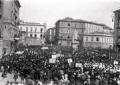 La folla accorre in piazza Cavour
