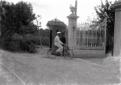 Mussolini in bicicletta varca l'ingresso della vil ...