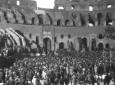 Il Colosseo straripante di folla