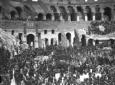 I bersaglieri radunati nell'arena salutano Mussoli ...