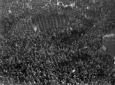 Dall'alto: la folla radunata nell'arena