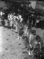 Bambine in abiti da angioletti in processione