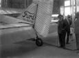 Riccardi nell'hangar accanto al trimotore Ford sor ...