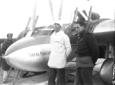 Umberto Maddalena in posa davanti all'aereo