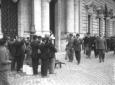 I minatori salutano Mussolini mostrando il loro om ...