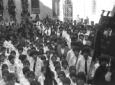 Piccole e giovani italiane radunate in un cortile