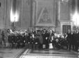 Miliziani accolgono i figli degli italiani residen ...
