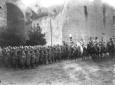 Mussolini a cavallo passa in rivista le forze arma ...