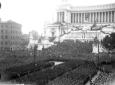 Soldati e miliziani in piazza Venezia esul Vittori ...
