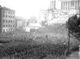 Soldati e miliziani in Piazza Venezia