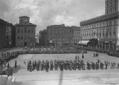 Gruppi schierati sfilano a piazza Venezia nel salu ...