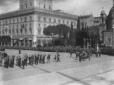 Gruppi schierati sfilano a piazza Venezia nel salu ...