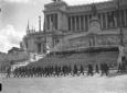 Un gruppo schierato sfila di fronte al Vittoriano