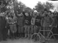 Alcuni ciclisti e miliziani ritratti nel saluto fa ...
