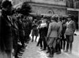 Mussolini, circondato da altre autorit�, passa in  ...