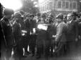 Mussolini legge un diploma srotolato circondato da ...