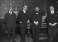Foto di gruppo di alcune autorit� all'interno di V ...