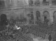 Dall'alto:la cerimonia inaugurale nel cortile di S ...