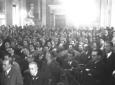 Un folto pubblico assiste alle lezioni