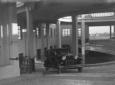 Un'automobile sale la rampa di accesso al garage