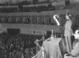 L'ingegner Albertini, in piedi sul palco dell'Augu ...