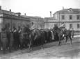 Il Generale Ragioni a cavallo, accompagnato da un  ...