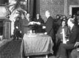 La consegna del diploma ad un premiato alla presen ...
