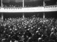 La platea e le gallerie del Teatro affollate duran ...