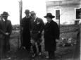 Il Duce ed alcune personalit� osservano il terreno ...