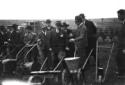 Il Duce ed altre personalit� osservano alcuni macc ...