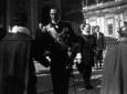 Amedeo d'Aosta stringe la mano ad una personalit  ...